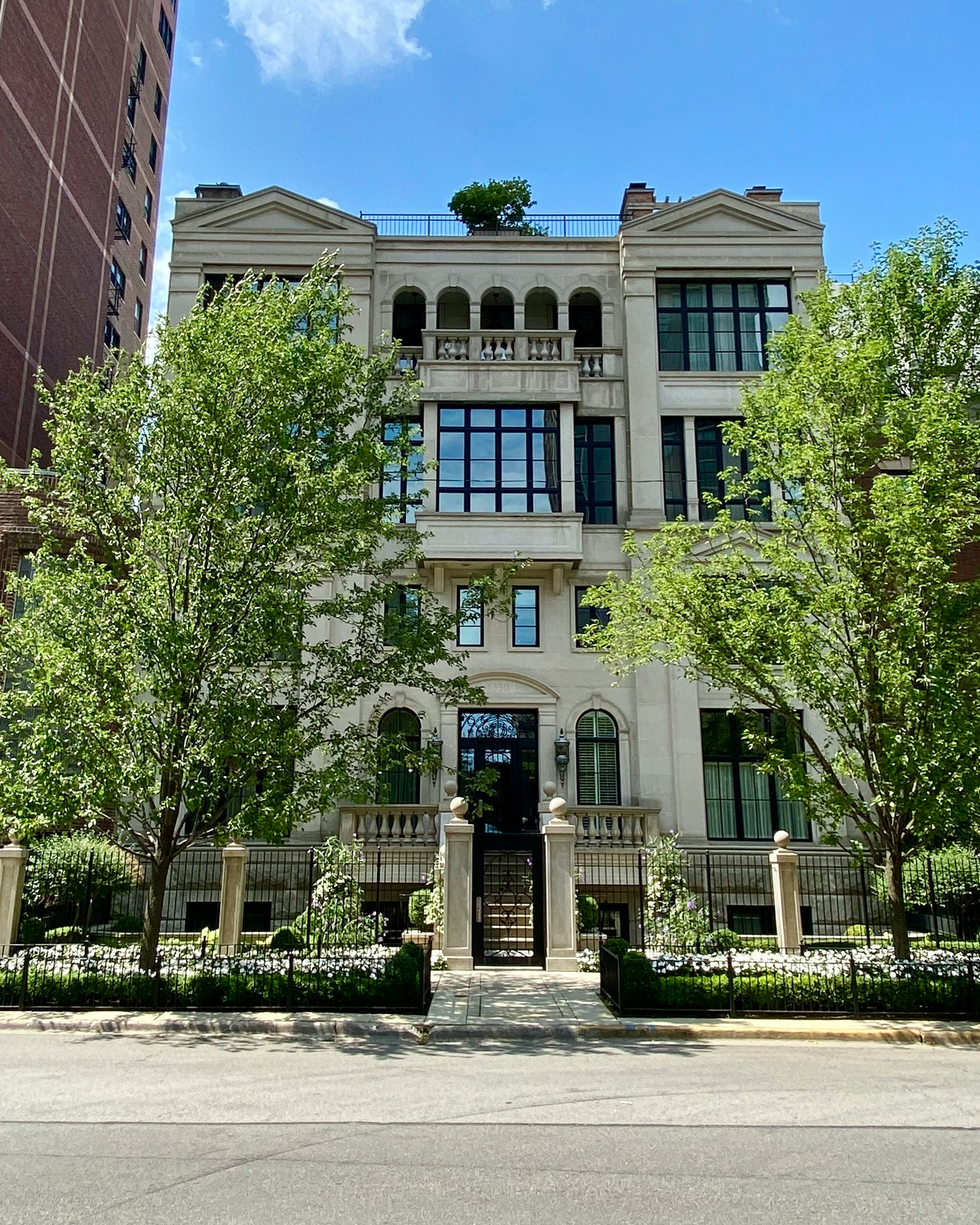 Elegant Gold Coast residential facade in Chicago